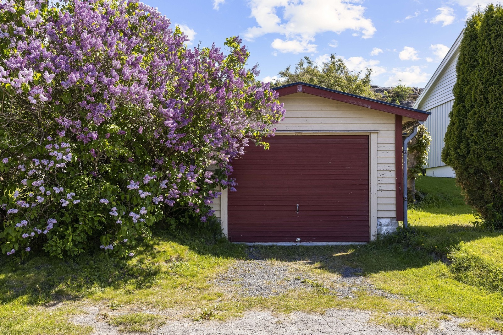 Garasje og parkering på egen tomt Galleribilde