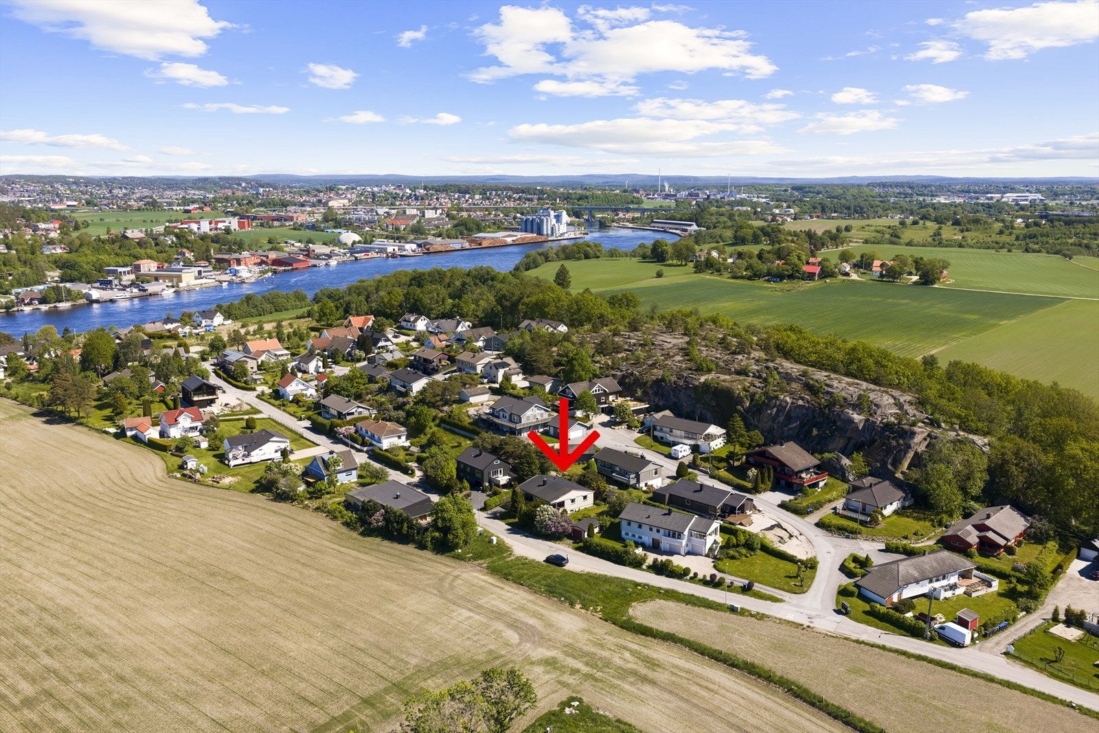 Eiendommen ligger fint til i et etablert og hyggelig boligområde Galleribilde