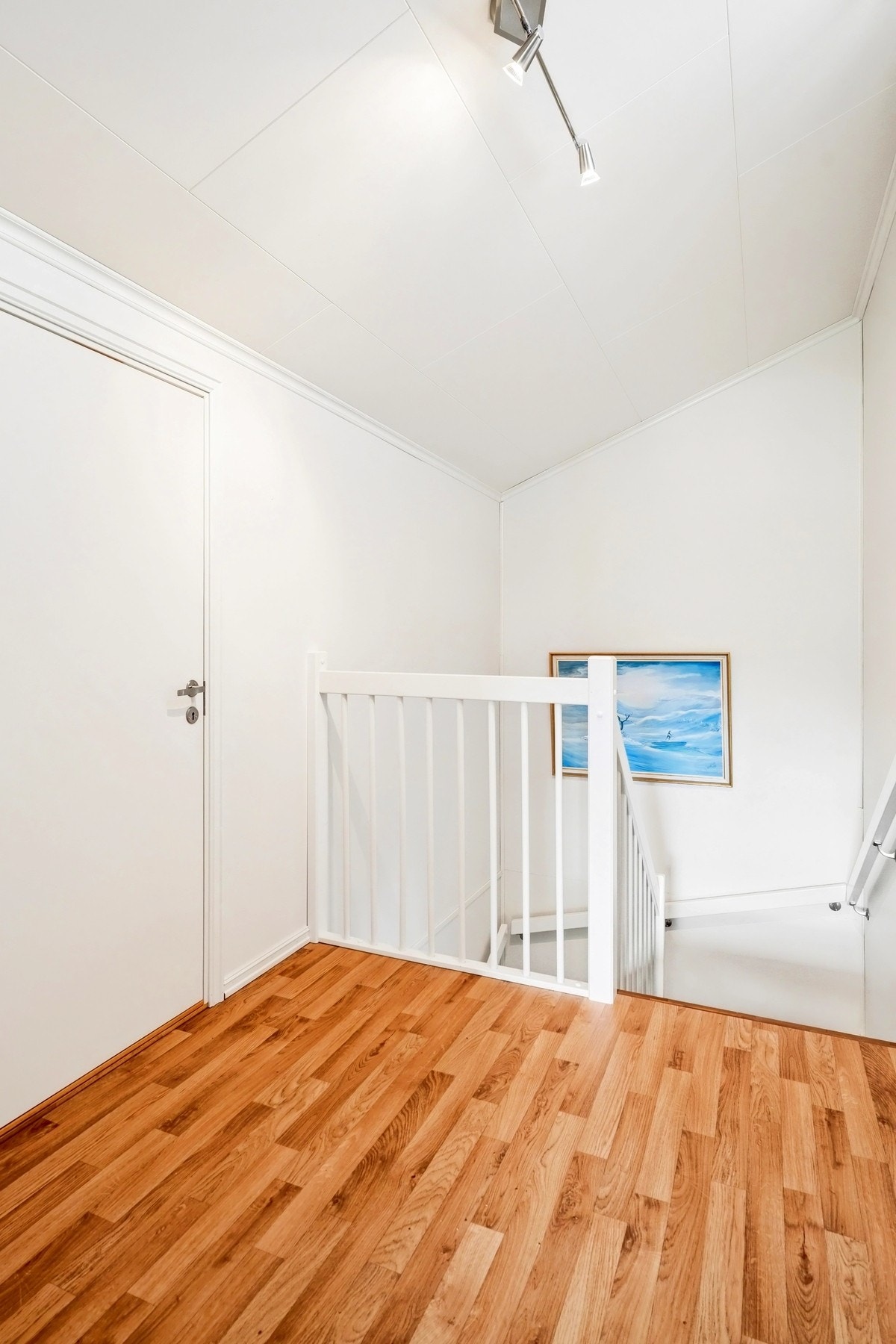 Loftsetasjen har rikelig med oppbevaringsmuligheter Galleribilde