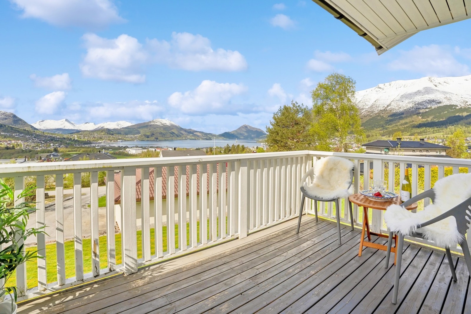 Veranda har plass til en hyggelig sittegruppe, hvor man kan nyte fineværsdagene Galleribilde