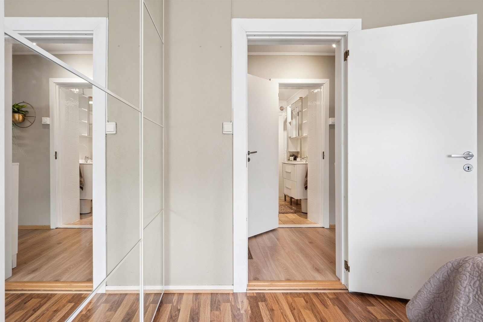 Soverommet ligger tvers over badet og har også godt med garderobeplass Galleribilde