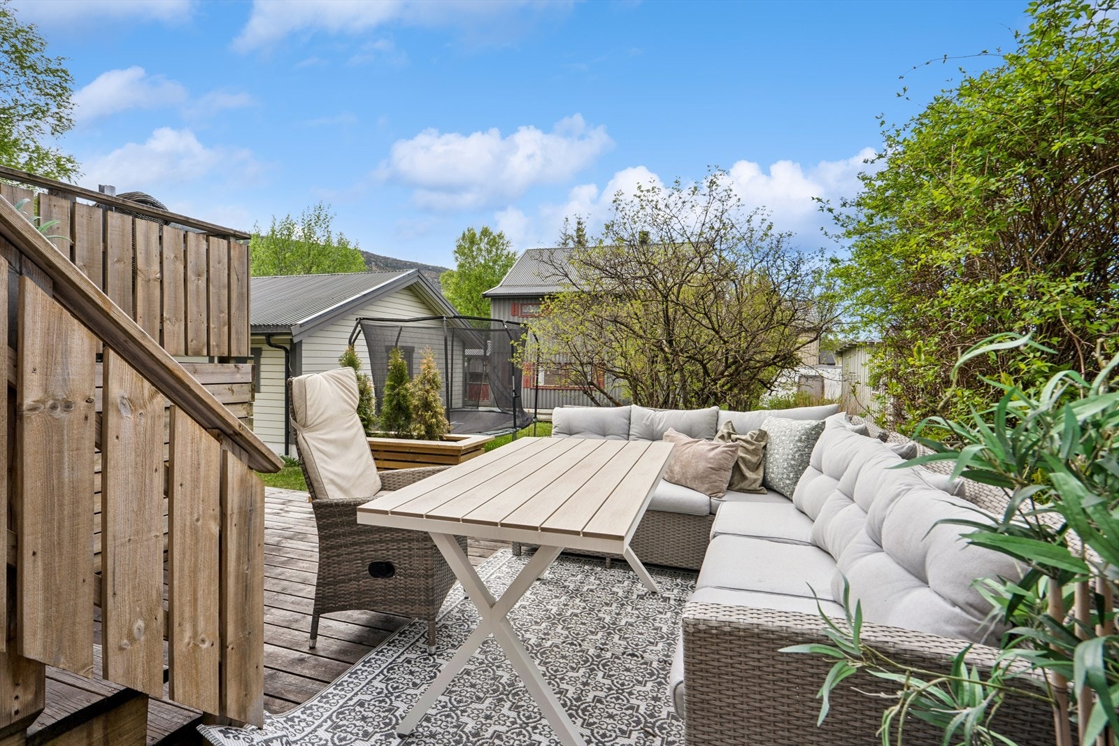 Noen trinn ned fra balkongen har man også en flott terrasse Galleribilde