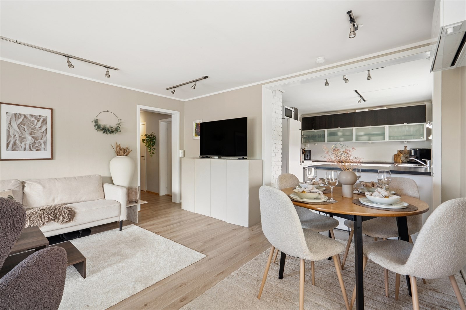 Videre kommer man inn til en lys og romslig stue Galleribilde