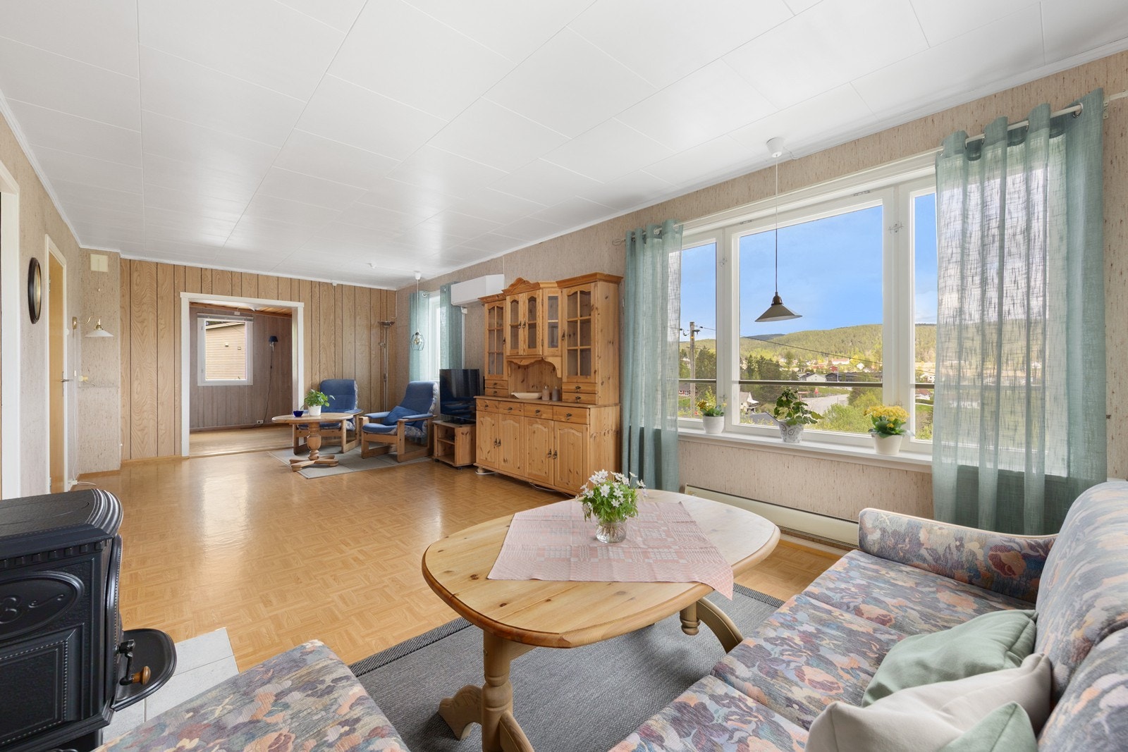 Stuen er romslig og har plass til flere sittegrupper. Galleribilde