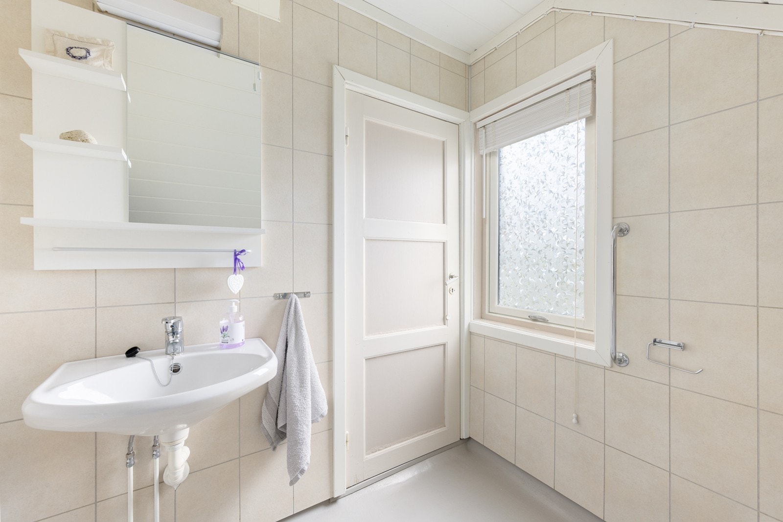 Badet er utstyrt med servant, toalett og har opplegg for vaskemaskin. Galleribilde