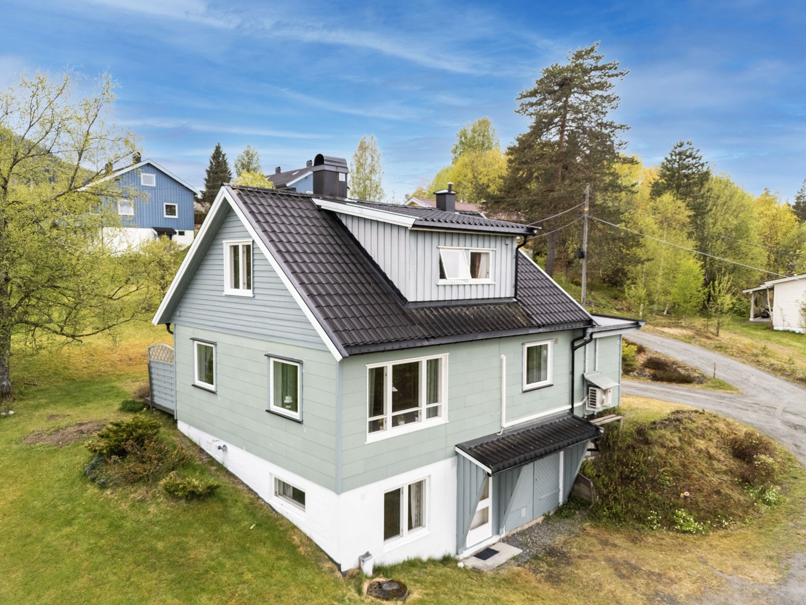 Eiendommen ligger i et etablert boligområde med gangavstand til skoler, barnehage og dagligvarehandel i Prestfoss sentrum. Galleribilde