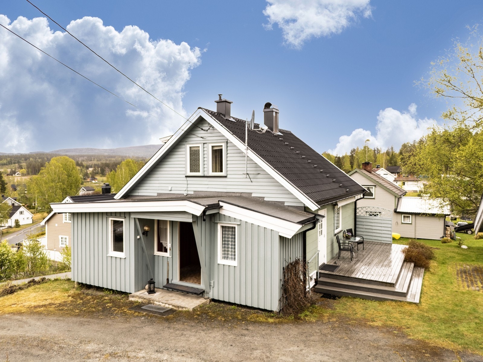 Dette er en eiendom med stort potensial og moderniseringsbehov, beliggende på en romslig eiertomt. Galleribilde