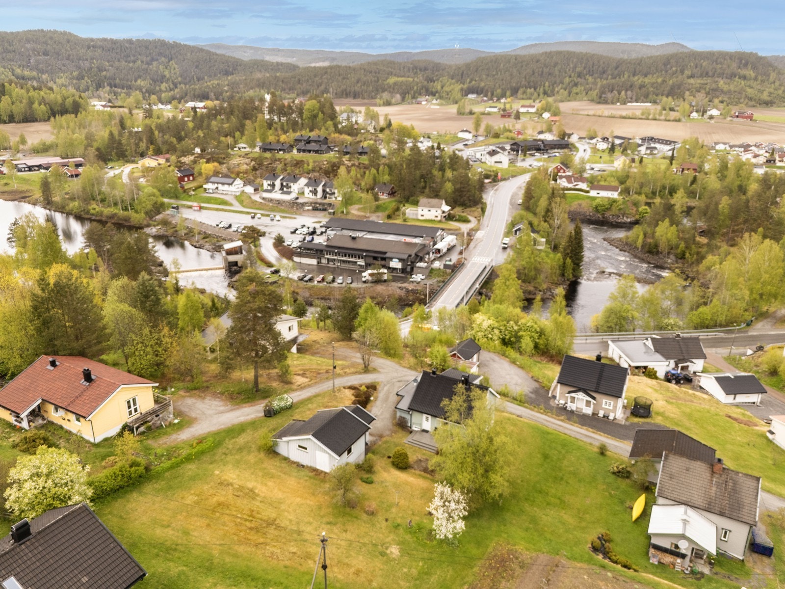 Beliggenheten er sentral i Prestfoss, med gangavstand til både Spar, skoler og barnehage. Galleribilde