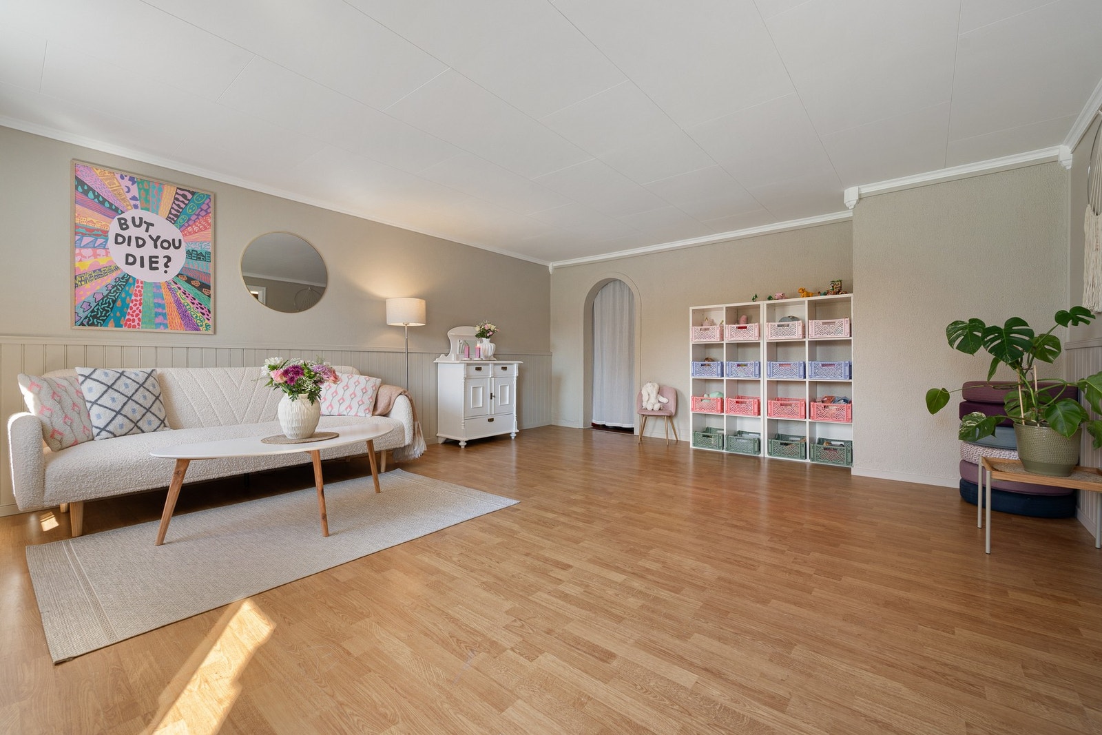 Lys, åpen og romslig - et fleksibelt oppholdsrom som kommer til nytte for familien Galleribilde