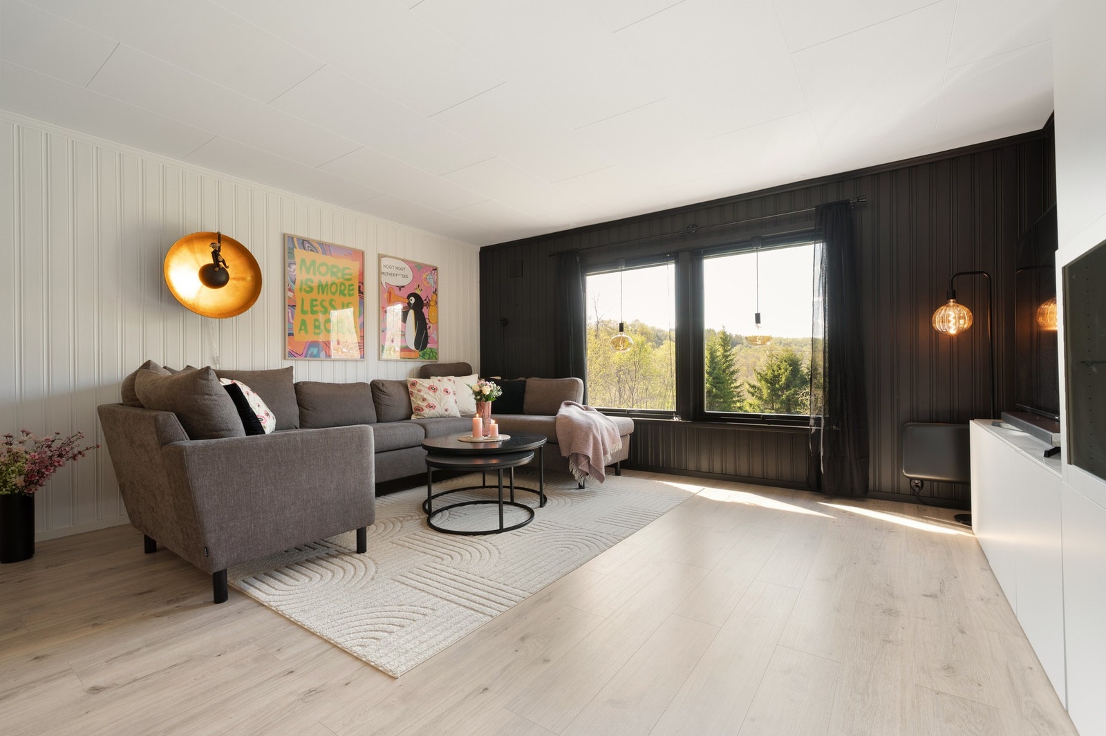 Sofaen er fint plassert ved vinduene med flott utsyn mot hagen og naturomgivelser Galleribilde