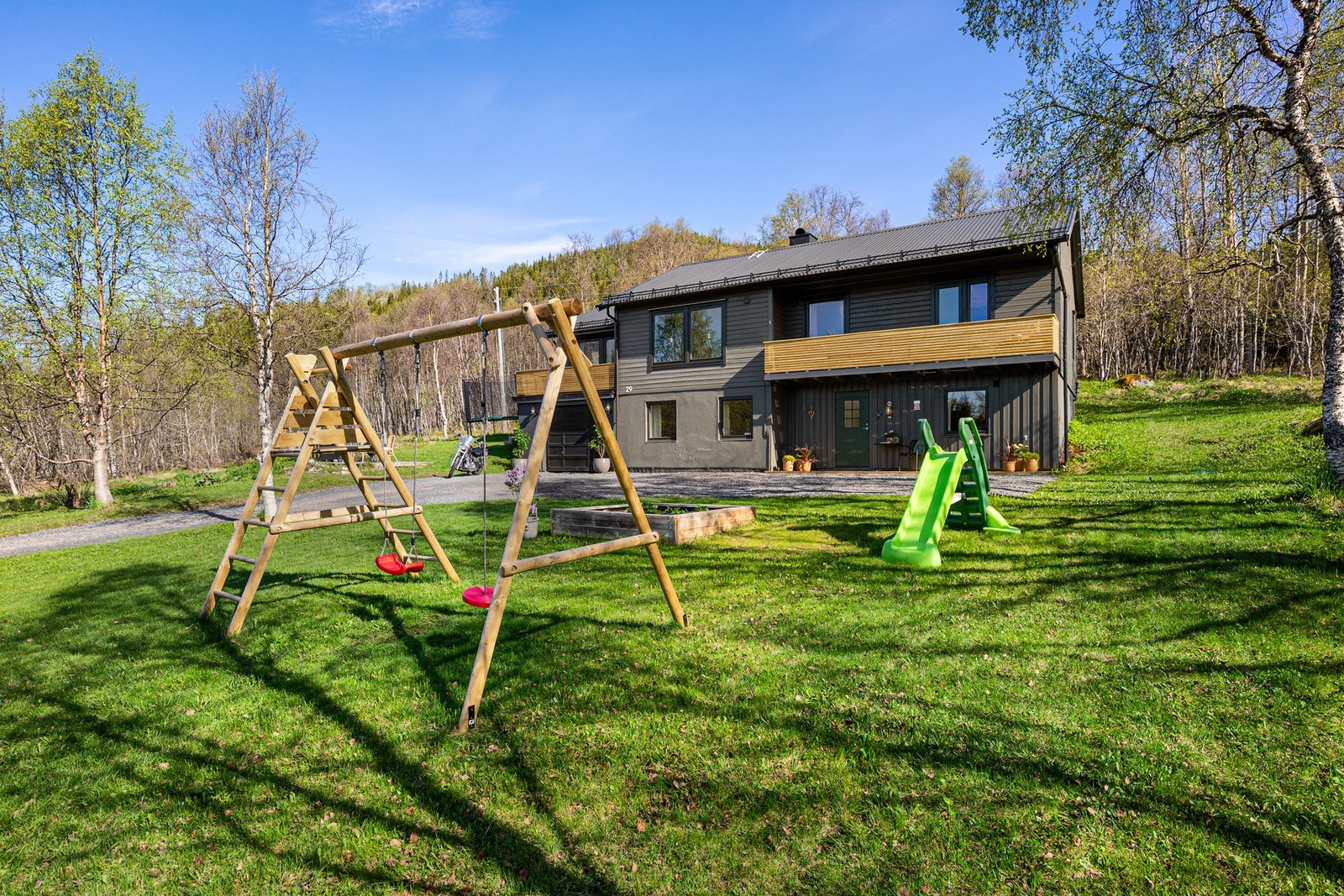 Her er det god boltreplass til både huskestativ, trampoline, ballspill og lek Galleribilde