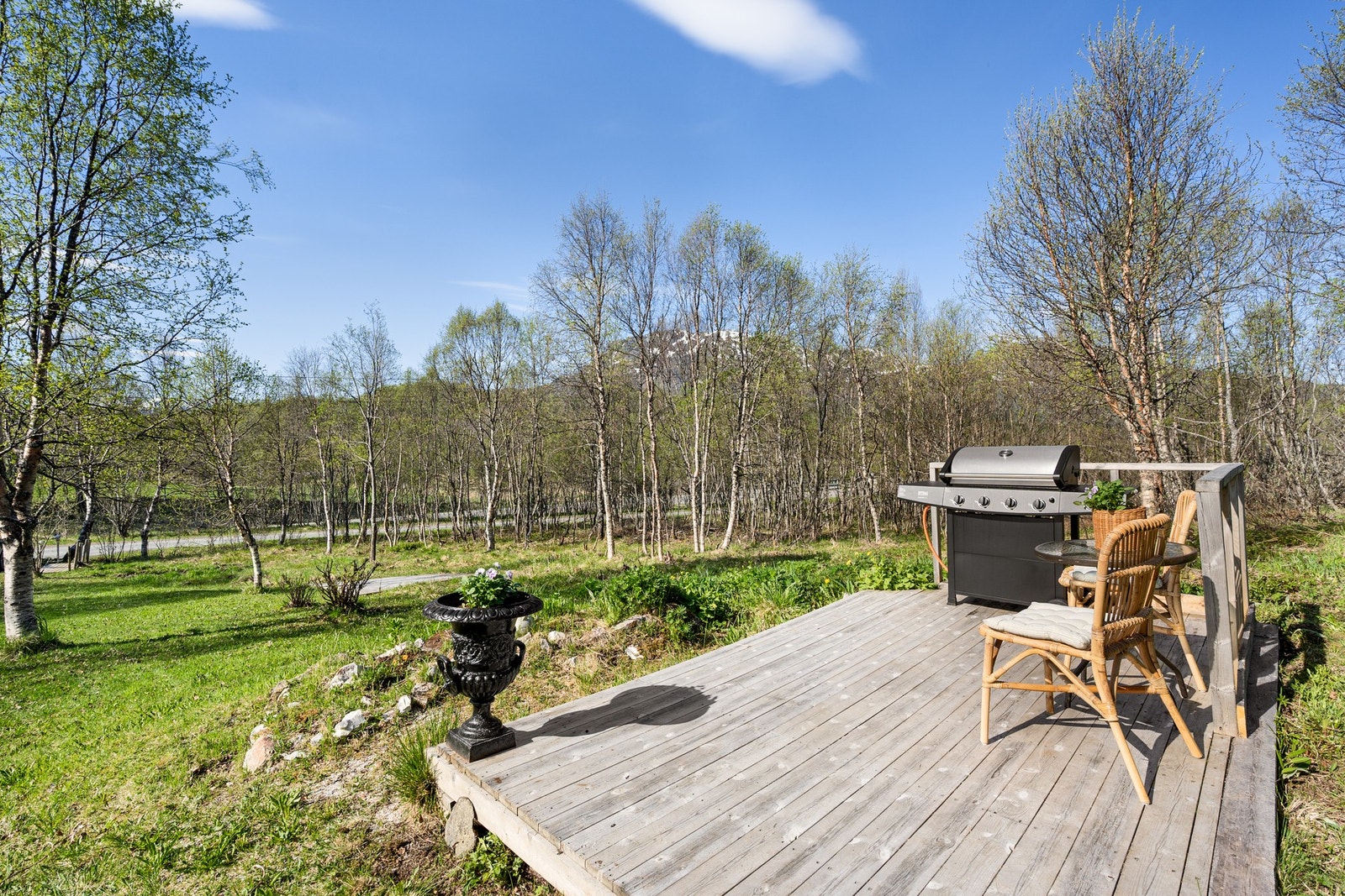 En koselig og frittstående platting plassert perfekt i hagen for maksimal utnyttelse av solen Galleribilde