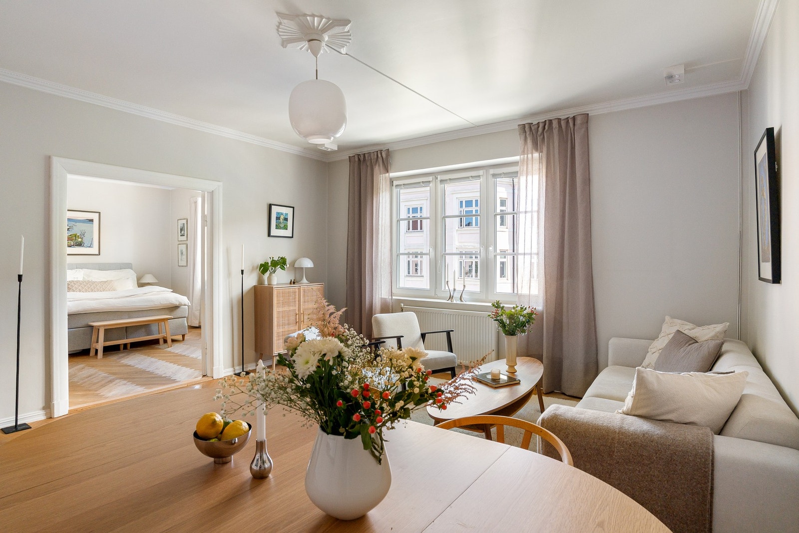 Oppholdsdelen fremstår som lett å møblere, med fin plass til både sofagruppe og spiseplass. Galleribilde