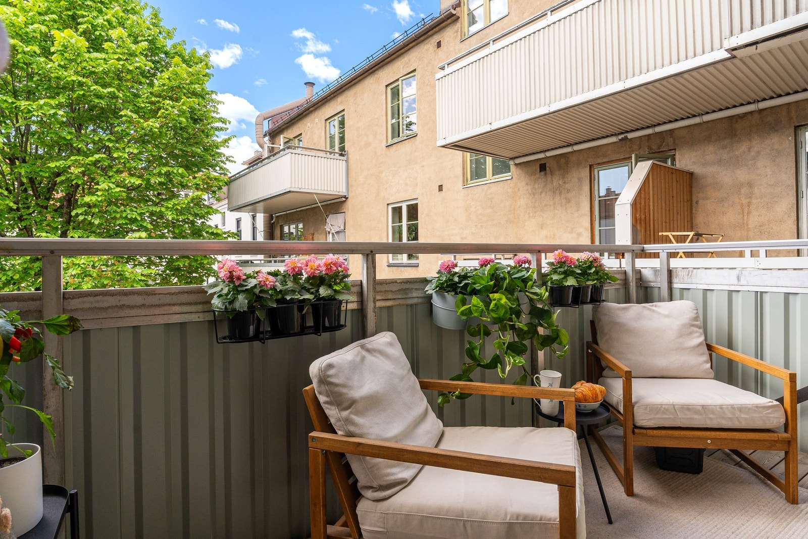 Utgang til svært solfylt balkong som vender mot sydvestvendt. Galleribilde