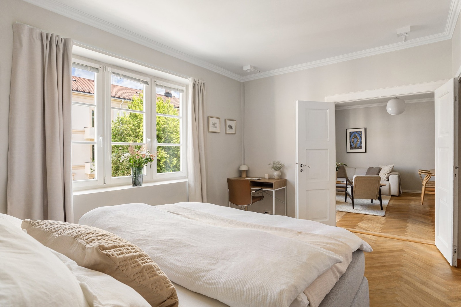 Flotte dobbeldører bidrar til et luftig og elegant uttrykk. Galleribilde