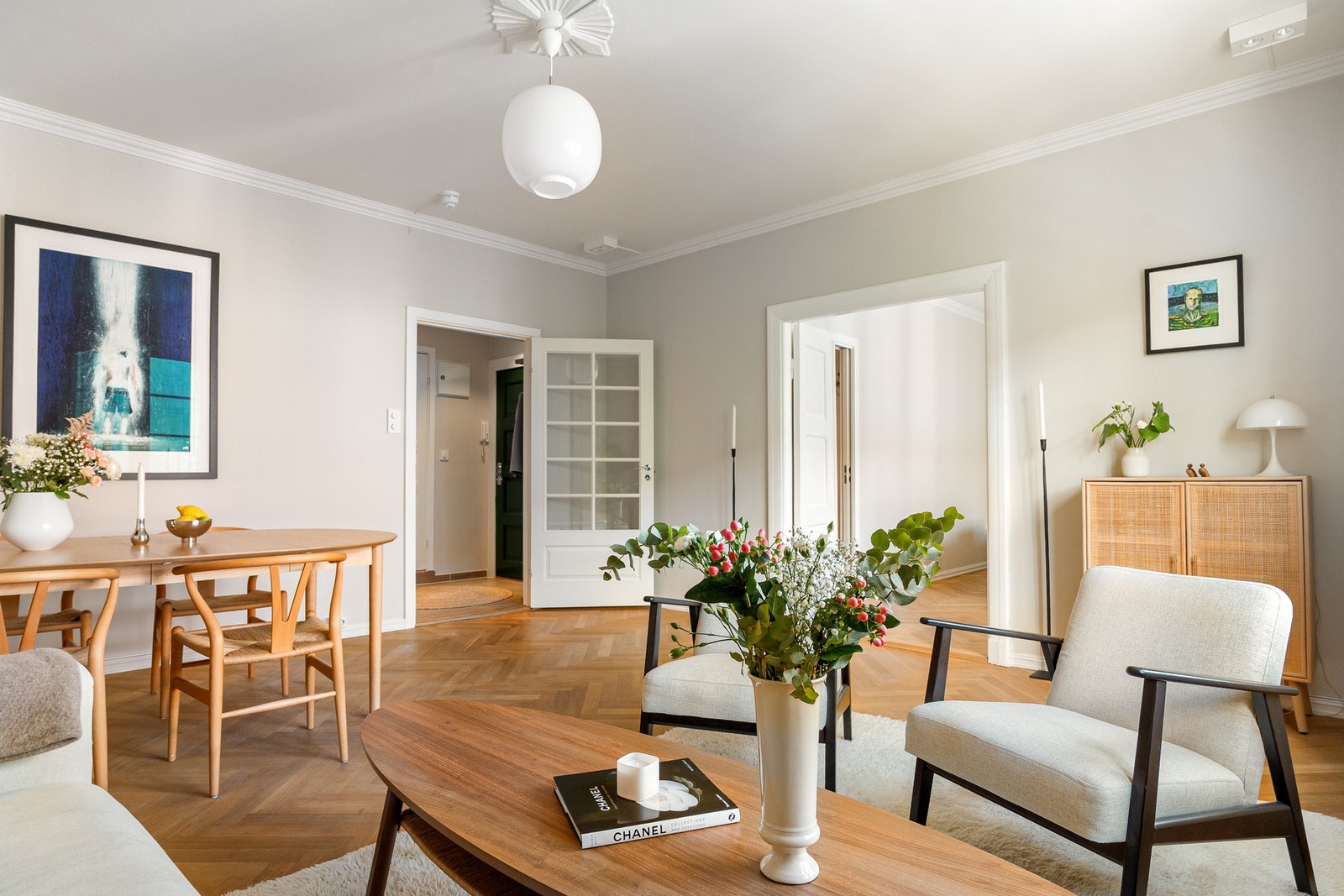 Leiligheten er pent oppusset med nye vinduer og solide kvaliteter. Galleribilde