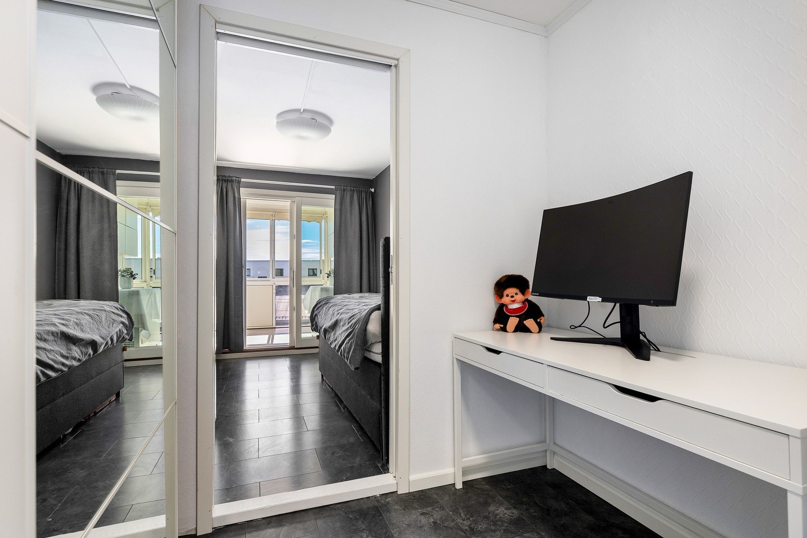 Eget walk-in closet/garderoberom med svært gode oppbevaringsmuligheter for klær, sko og tilbehør. Galleribilde