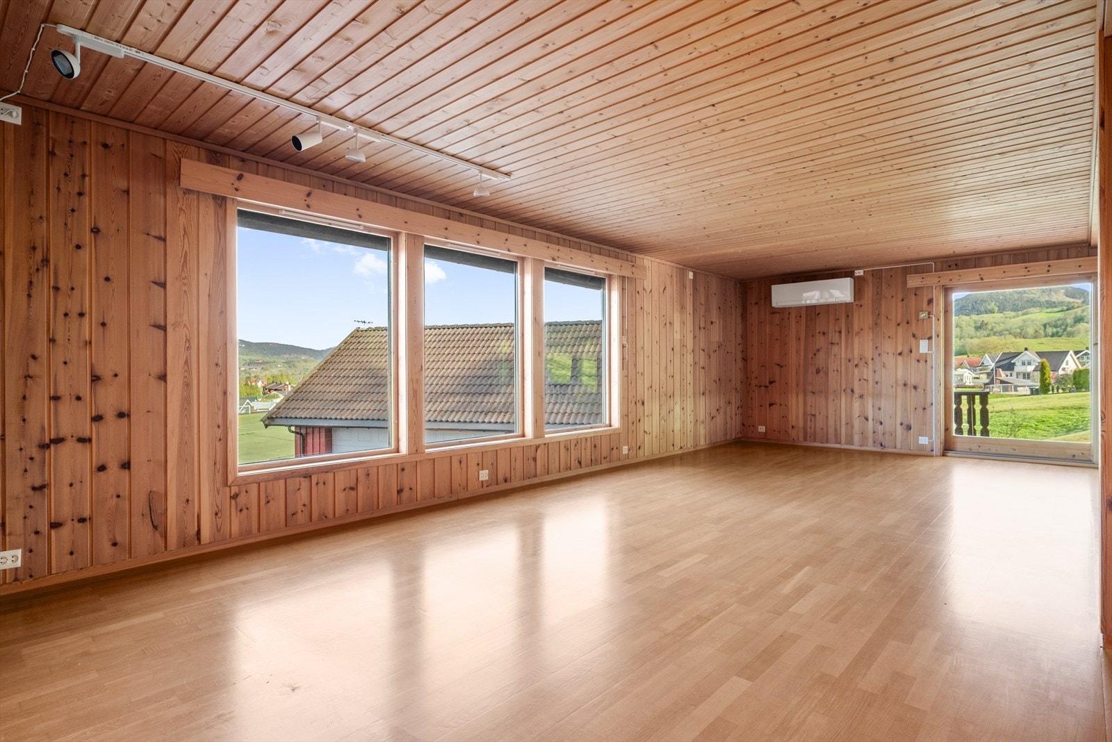 Store vindusflater gir godt med naturlig lysinnslipp Galleribilde