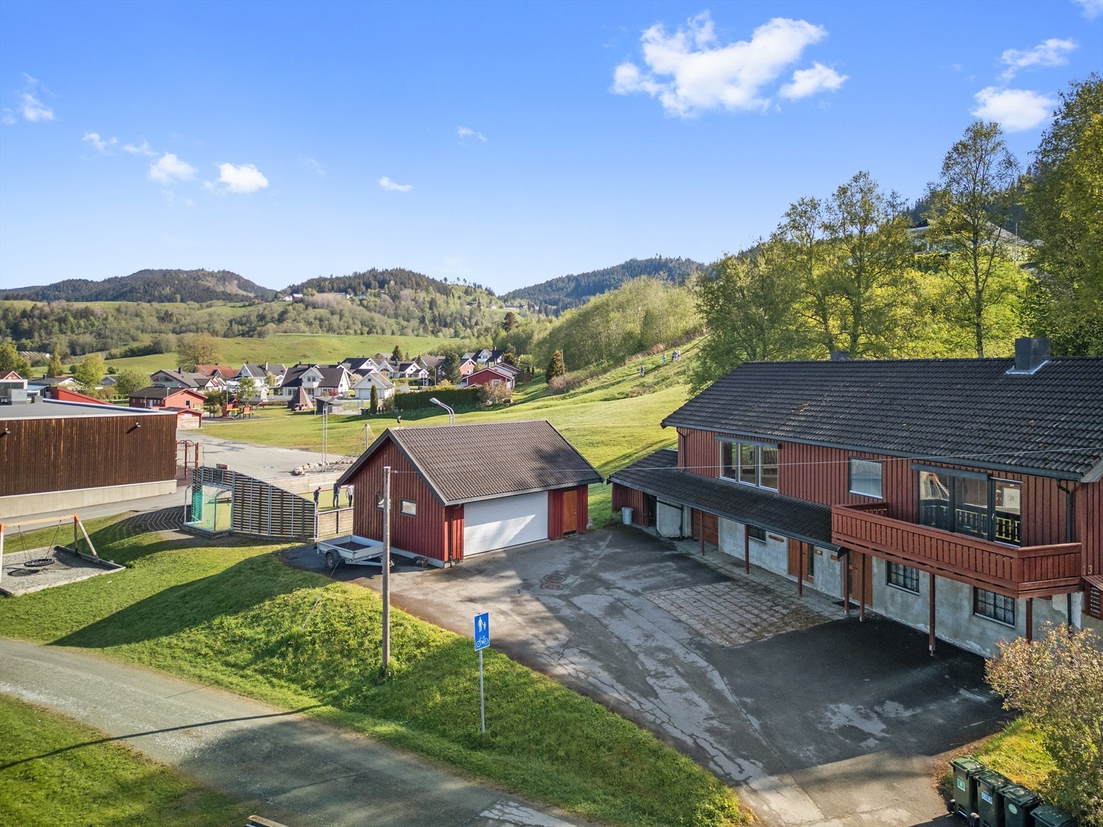 Eiendommen ligger i et landlig og barnevennlig boligområde på Ler i Melhus kommune Galleribilde