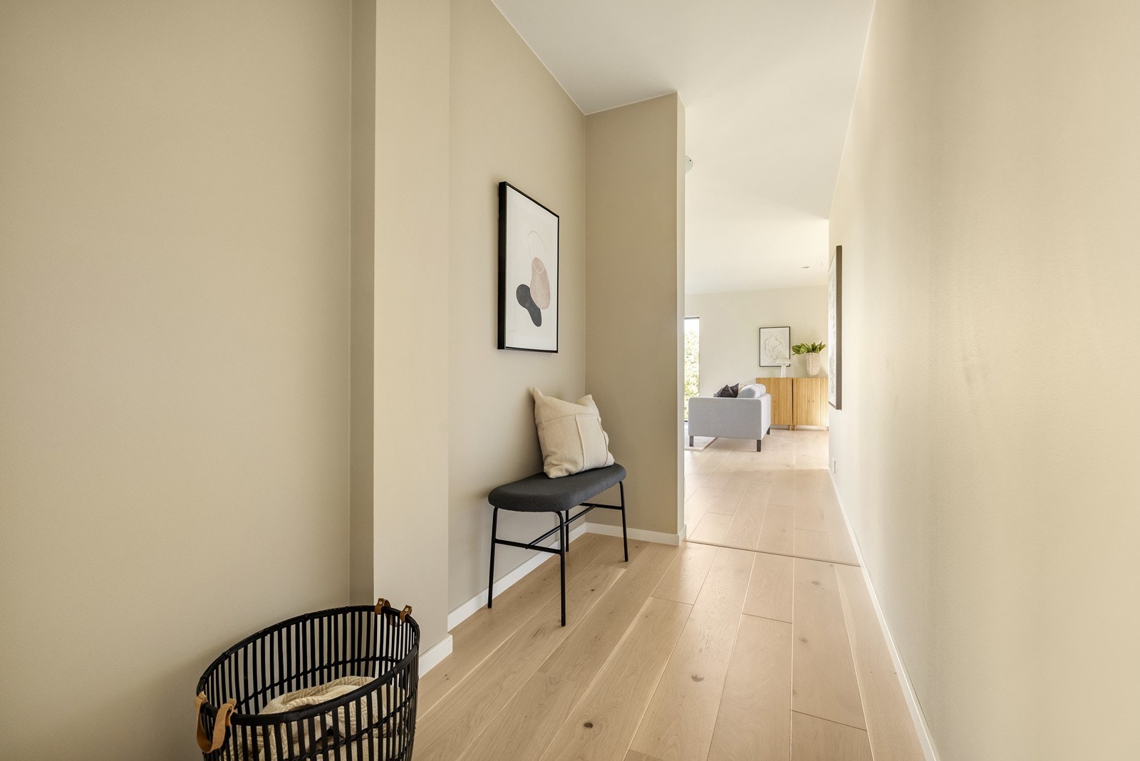Gulvet er Saga Premium Pearl Oak, en 1-stavs eikeparkett som gir en sømløs overgang mellom rommene. Galleribilde