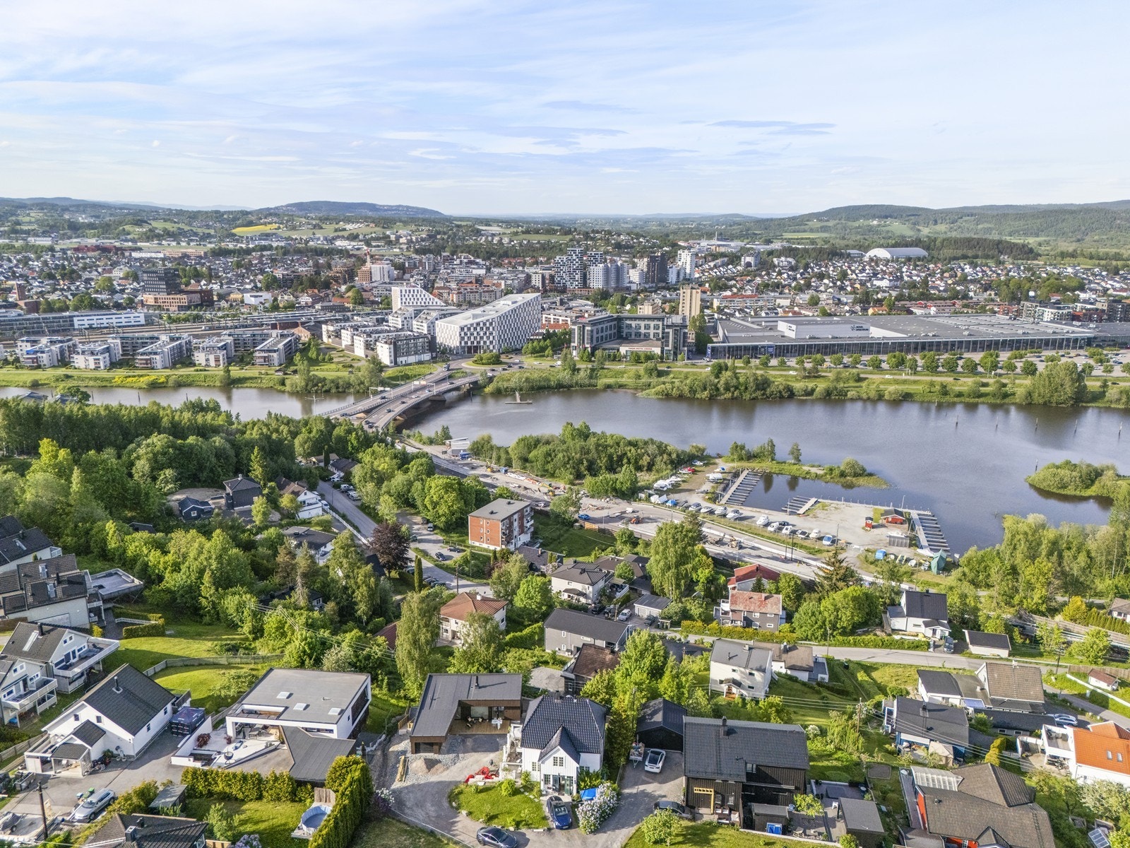 Herfra er det kort vei til servicetilbudene i Lillestrøm sentrum, og turstier i Østmarka ligger rett i nærheten. Galleribilde