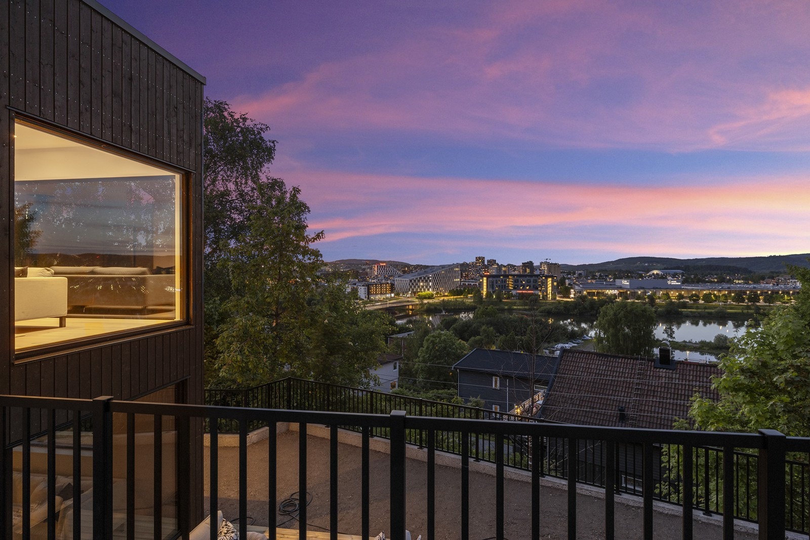 Fra de store vindusflatene og terrassene er det en flott utsikt over Nitelva og mot Lillestrøm. Galleribilde