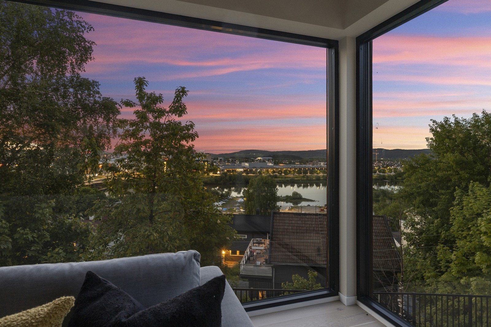 Utsikten blir et levende maleri, spesielt ved solnedgang. Galleribilde