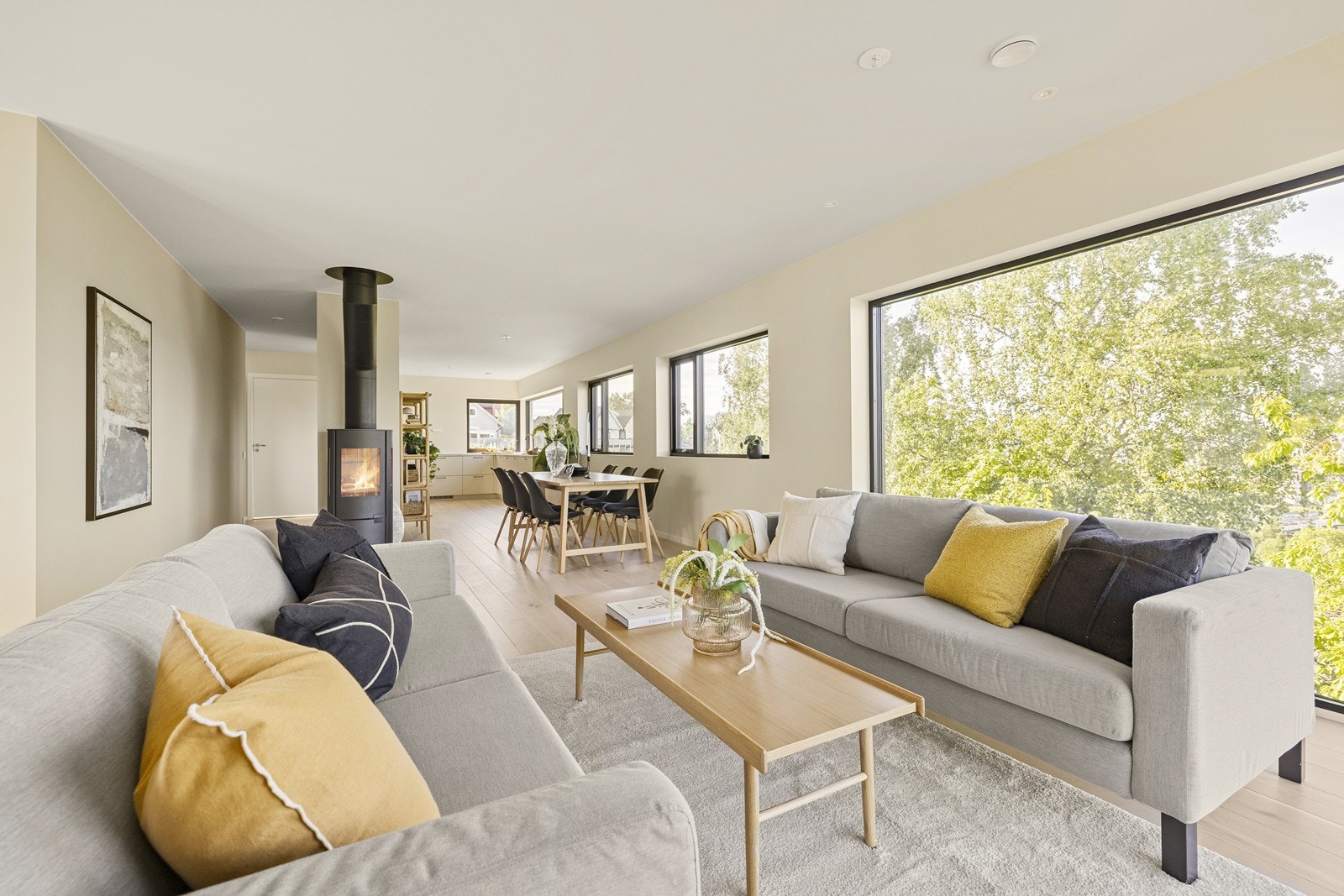 Stuen har god plass til sofagruppe og er utstyrt med balansert ventilasjon fra Flexit for et sunt inneklima. Galleribilde