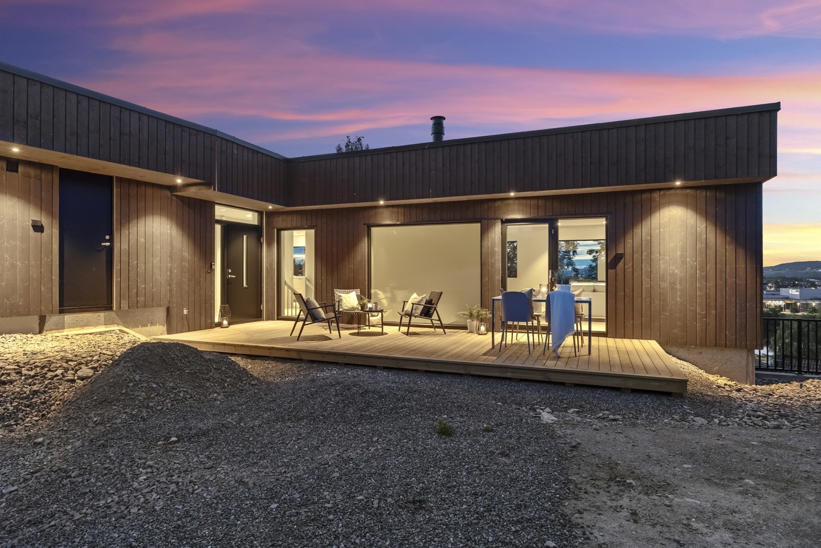 Belysningen fremhever boligens moderne arkitektur etter mørkets frembrudd. Galleribilde