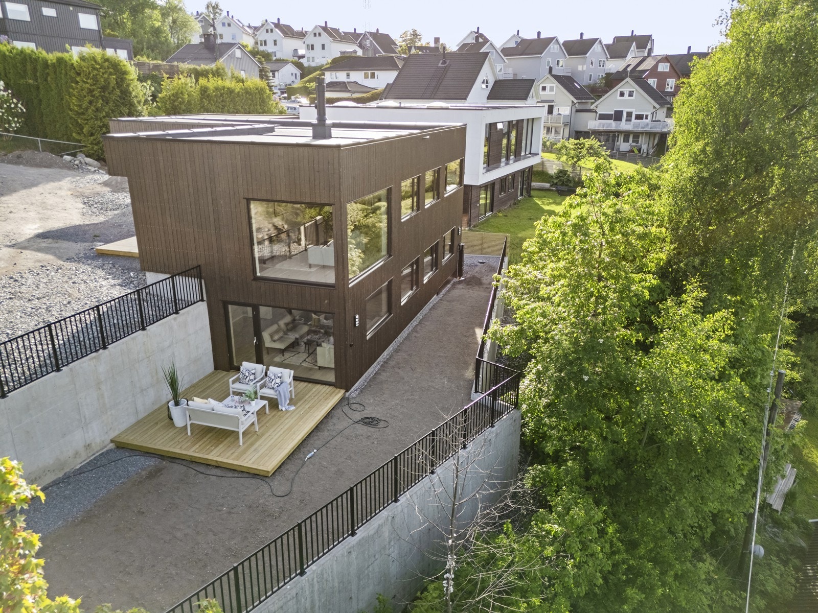 Boligen er plassert for å maksimere utsikt og lysforhold. Galleribilde