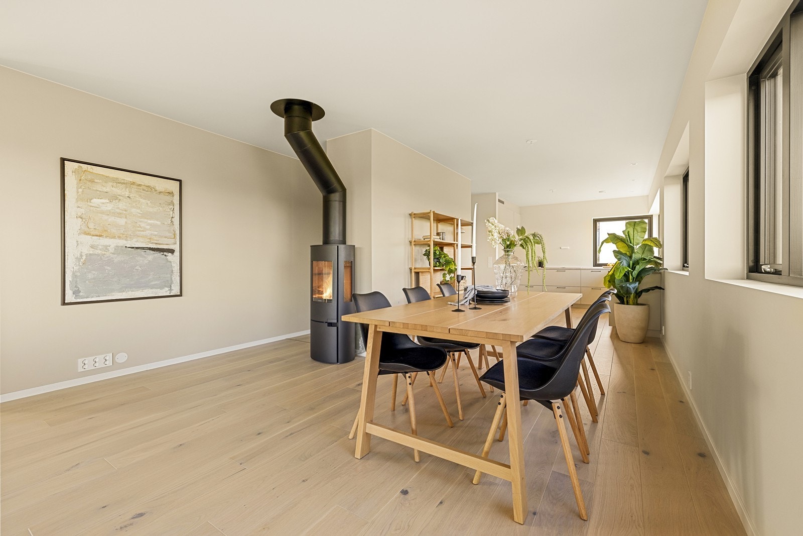 Spisestuen fungerer som et naturlig samlingspunkt med plass til et stort langbord. Galleribilde