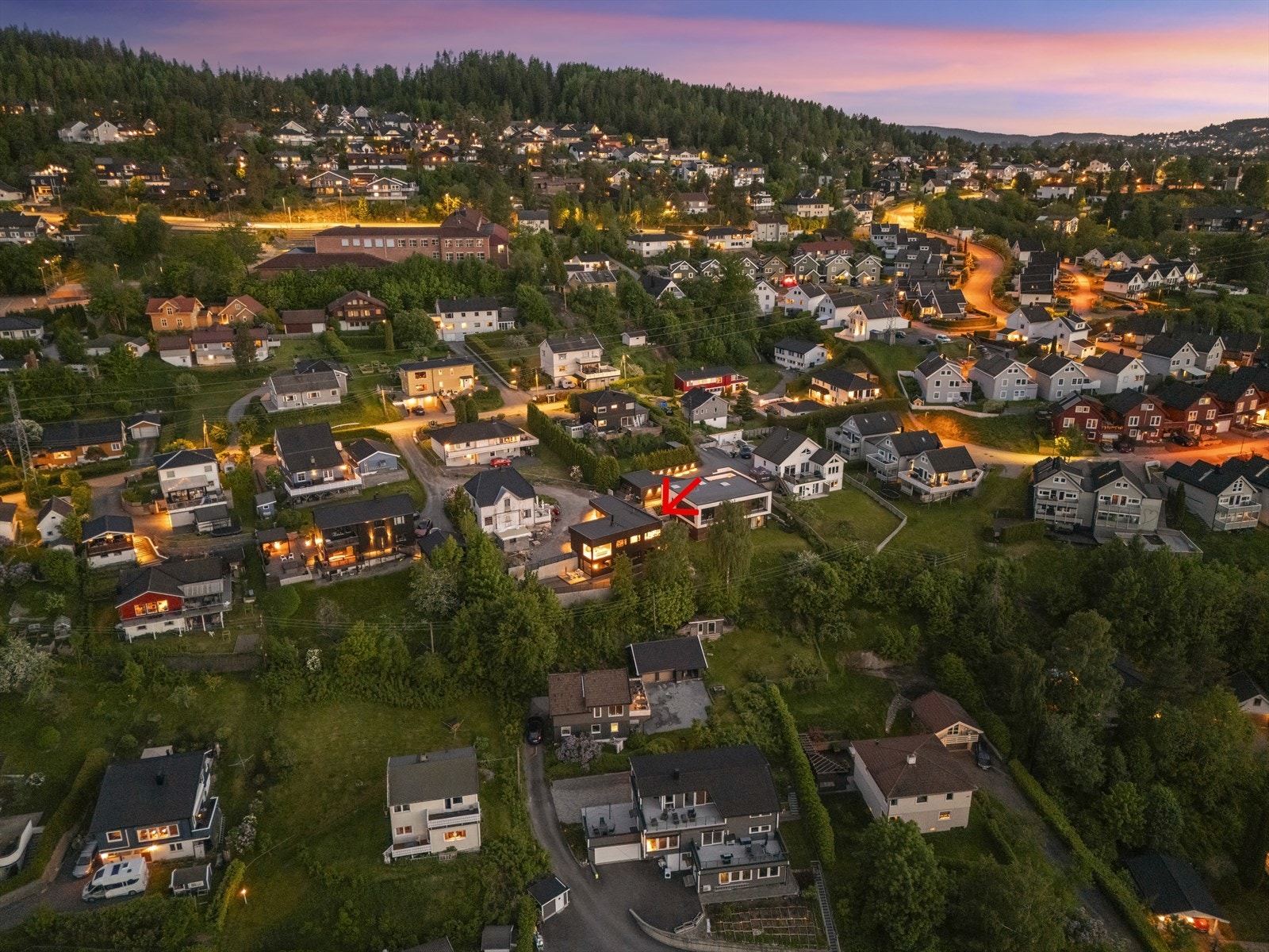 En arkitekttegnet enebolig fra 2026, høyt og fritt beliggende på Rud i Rælingen. Galleribilde