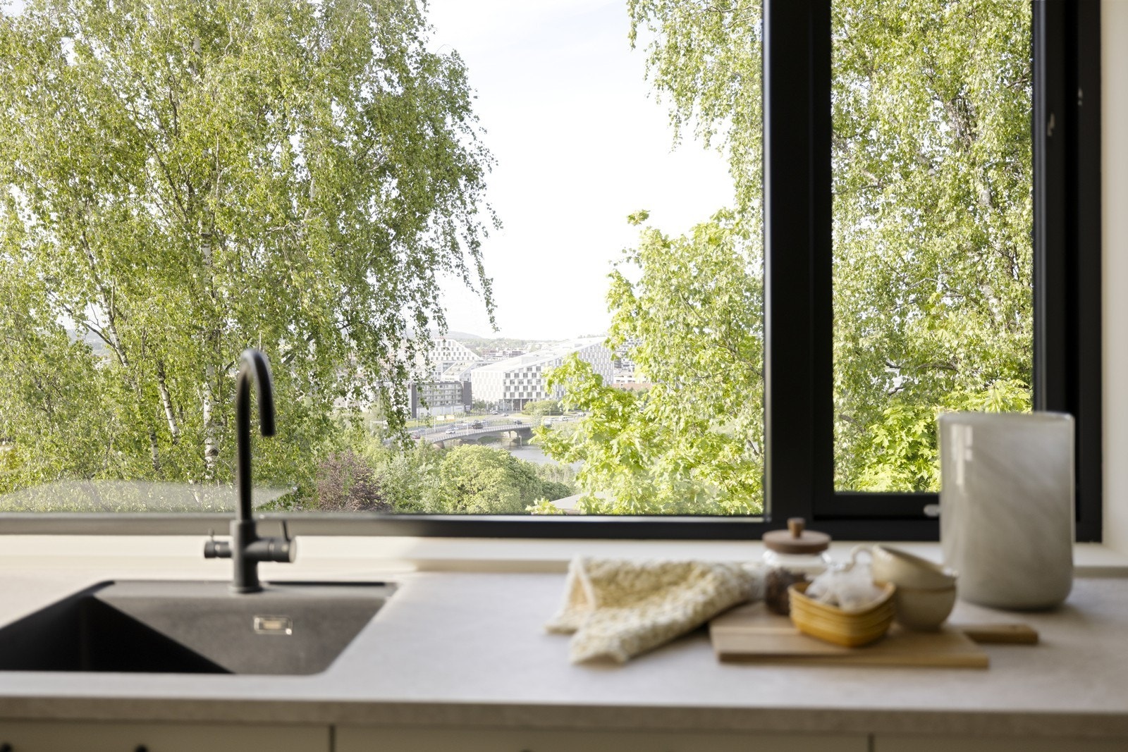 Det brede vinduet over benken gir godt med naturlig arbeidslys. Galleribilde