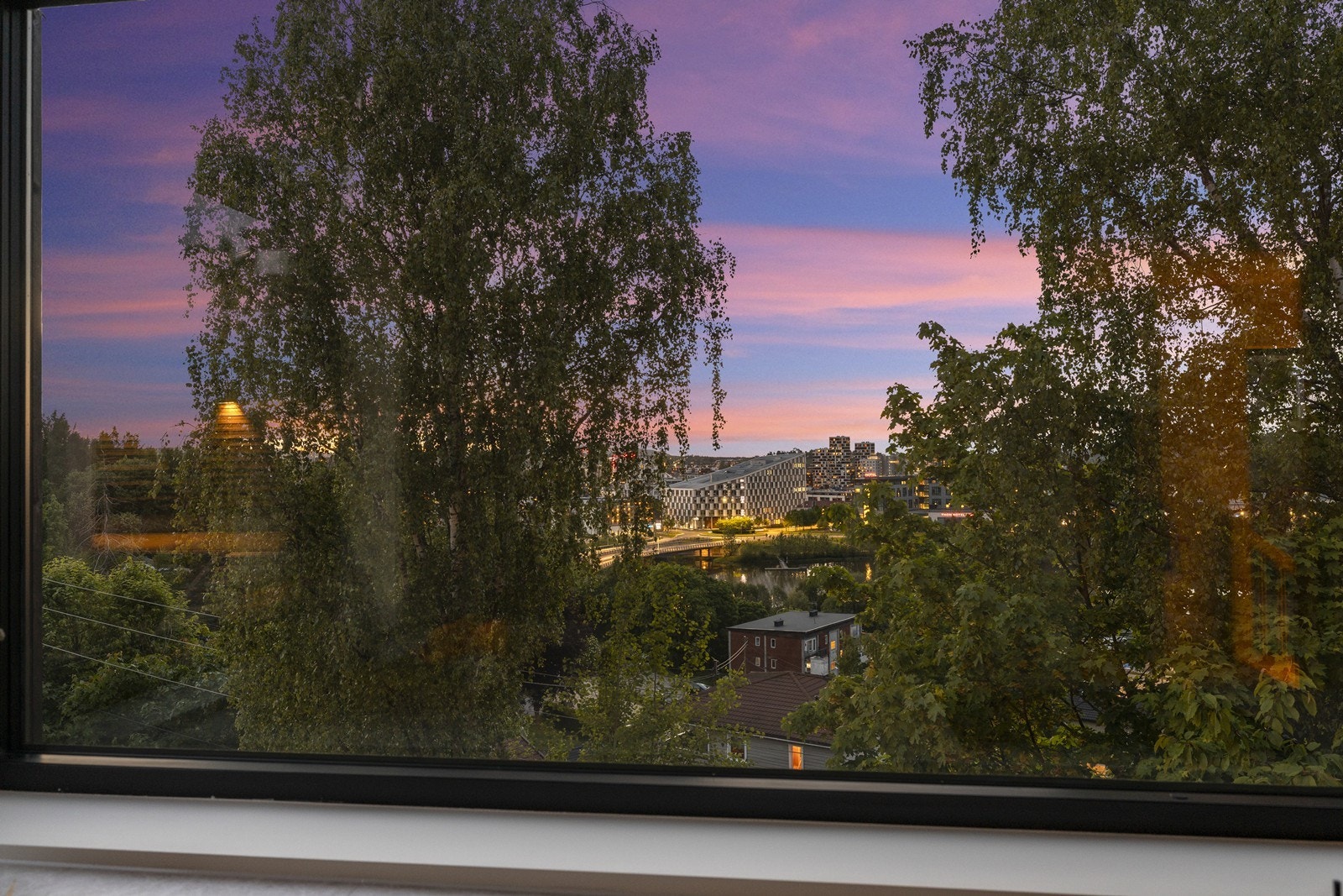 Selv fra kjøkkenbenken kan du nyte utsikten mot Lillestrøm. Galleribilde