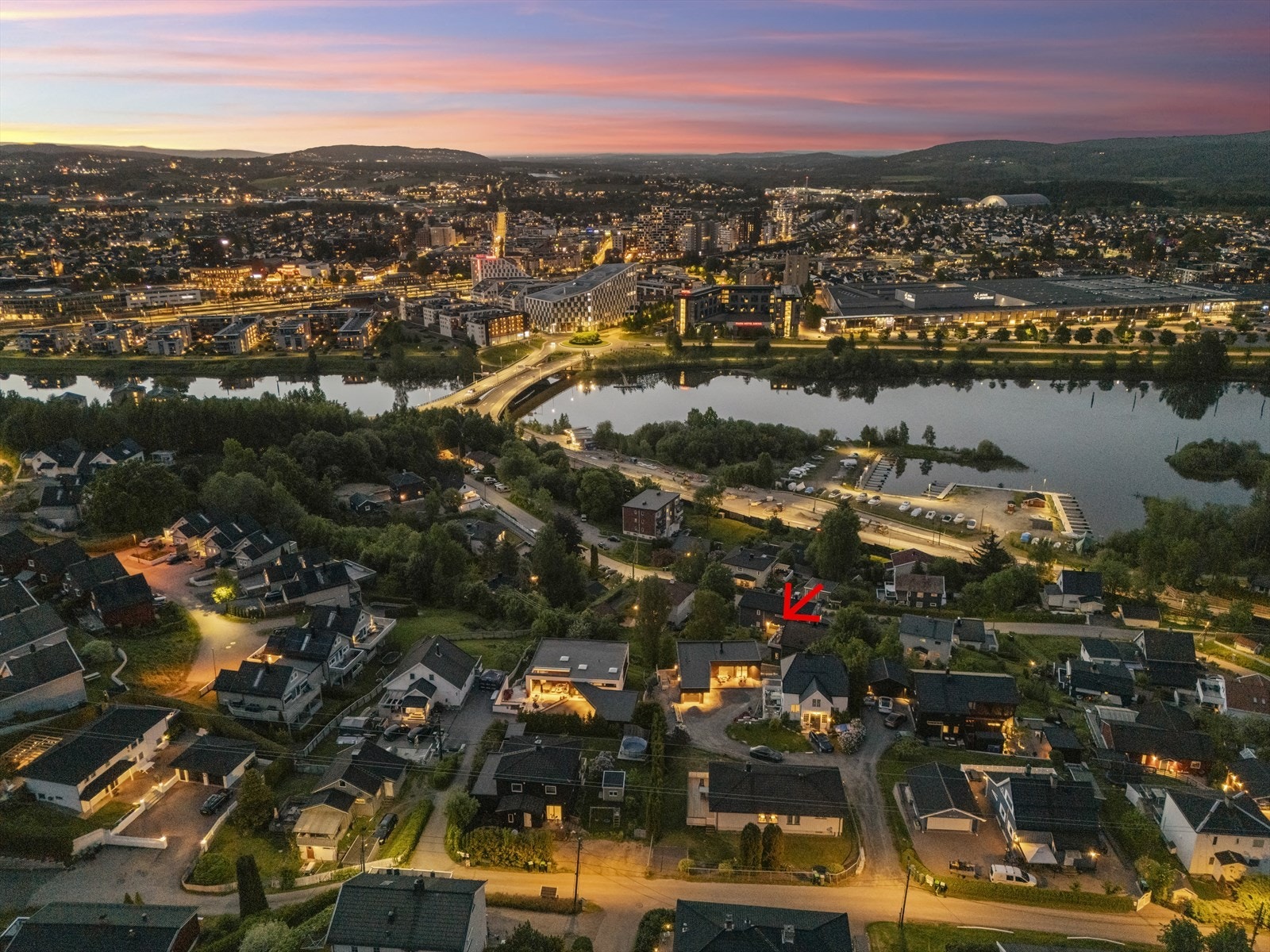 Fra Lillestrøm stasjon, et sentralt knutepunkt, er det hyppige avganger mot Oslo og Gardermoen. Galleribilde