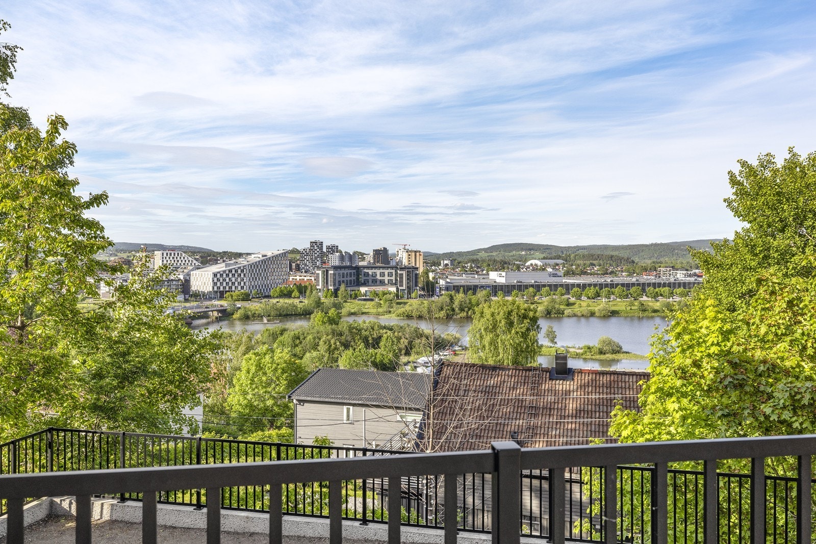 Nærheten til Lillestrøm gir tilgang til et rikt utvalg av butikker, restauranter og kulturtilbud. Galleribilde
