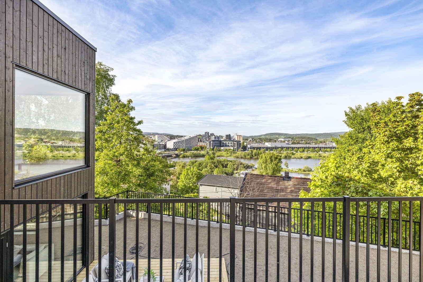 Fra eiendommen er det uhindret utsikt mot Lillestrøm sentrum. Hagen er sådd med plenfrø. Galleribilde