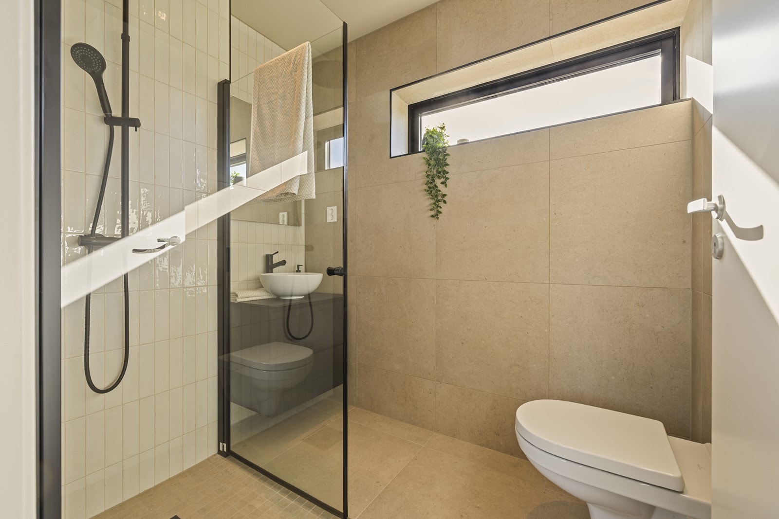 Badet i underetasjen har et strammere uttrykk med sorte armaturer og detaljer. Galleribilde