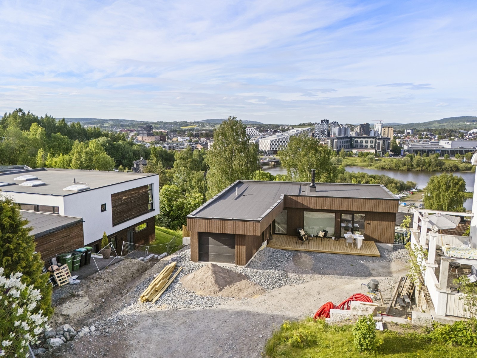 Utearealet er ikke ferdig planert fora, men dette vil bli asfaltert på gårdsplassen før overtakelse. Galleribilde