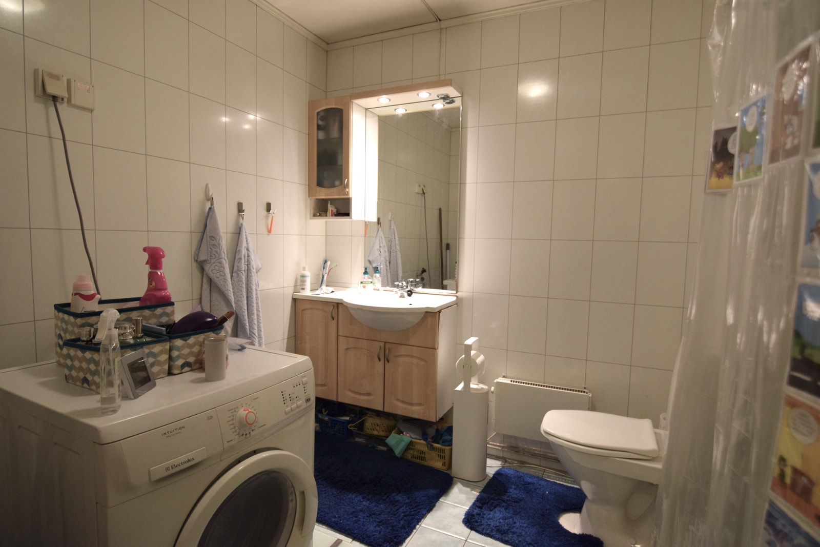 Bad med vaskemaskin. Galleribilde