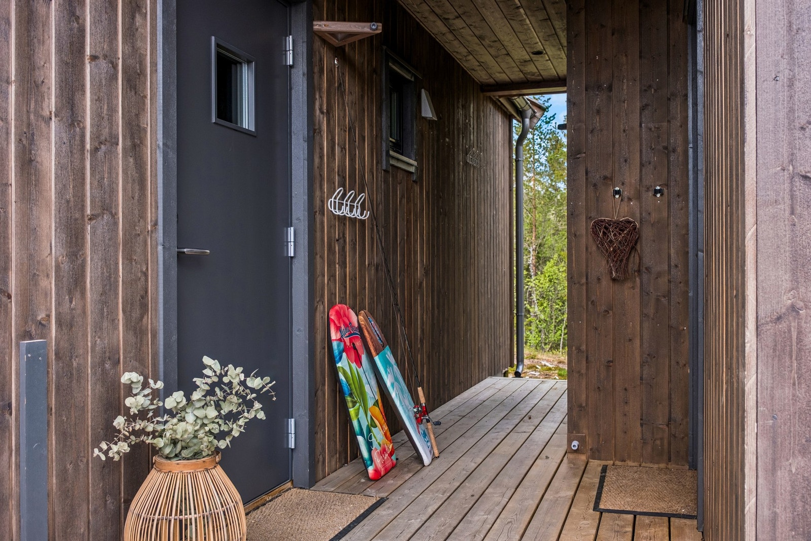 Takoverbygget platting mellom hytta, annekset og boden. Galleribilde