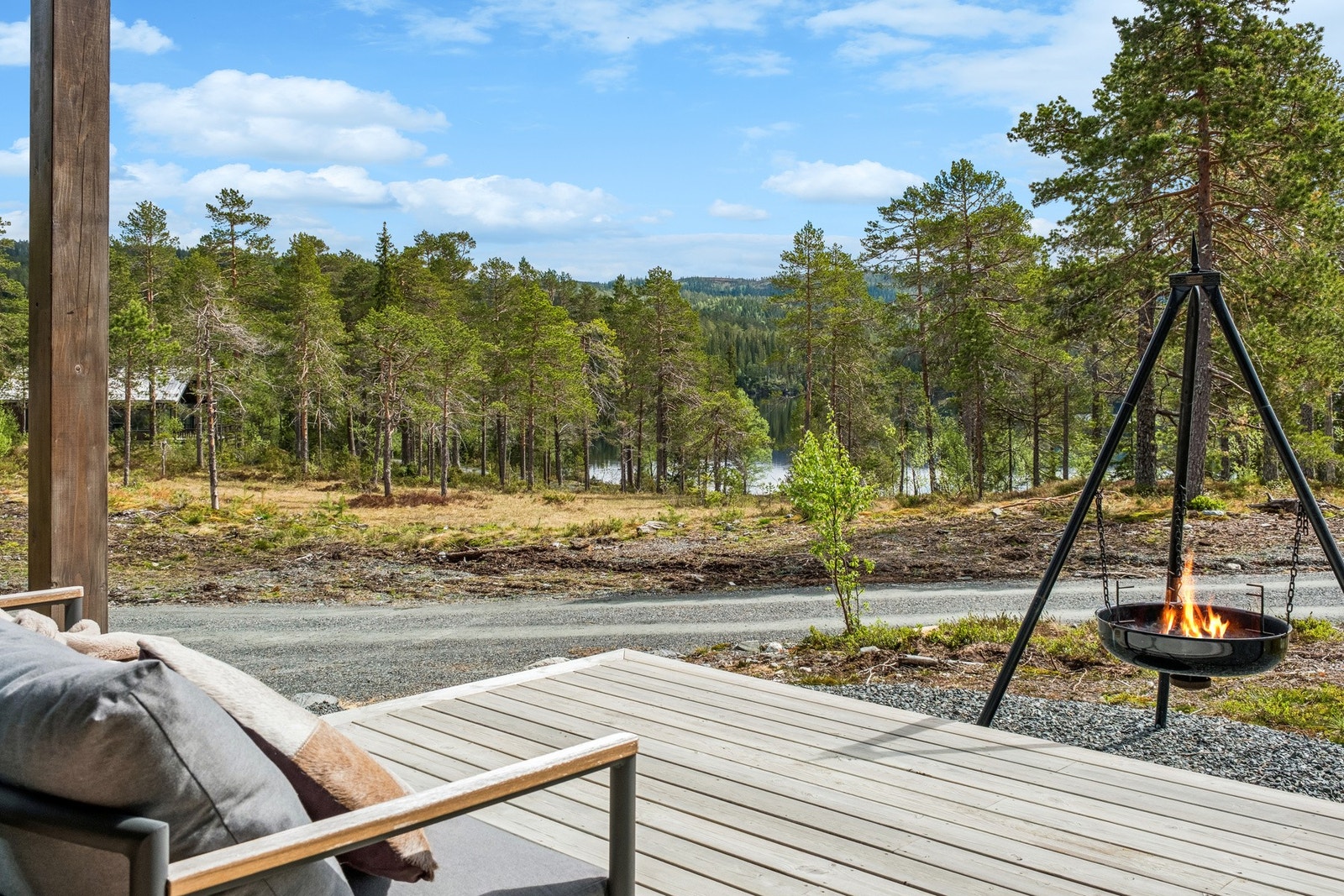 Nyt stillheten og fuglekvitter i solveggen på terrassen, eller tusle ned til vannet for et morgenbad i Grønningen før frokost. Her er mulighetene mange. Fine turområder i nærheten sommer og vinter. Galleribilde