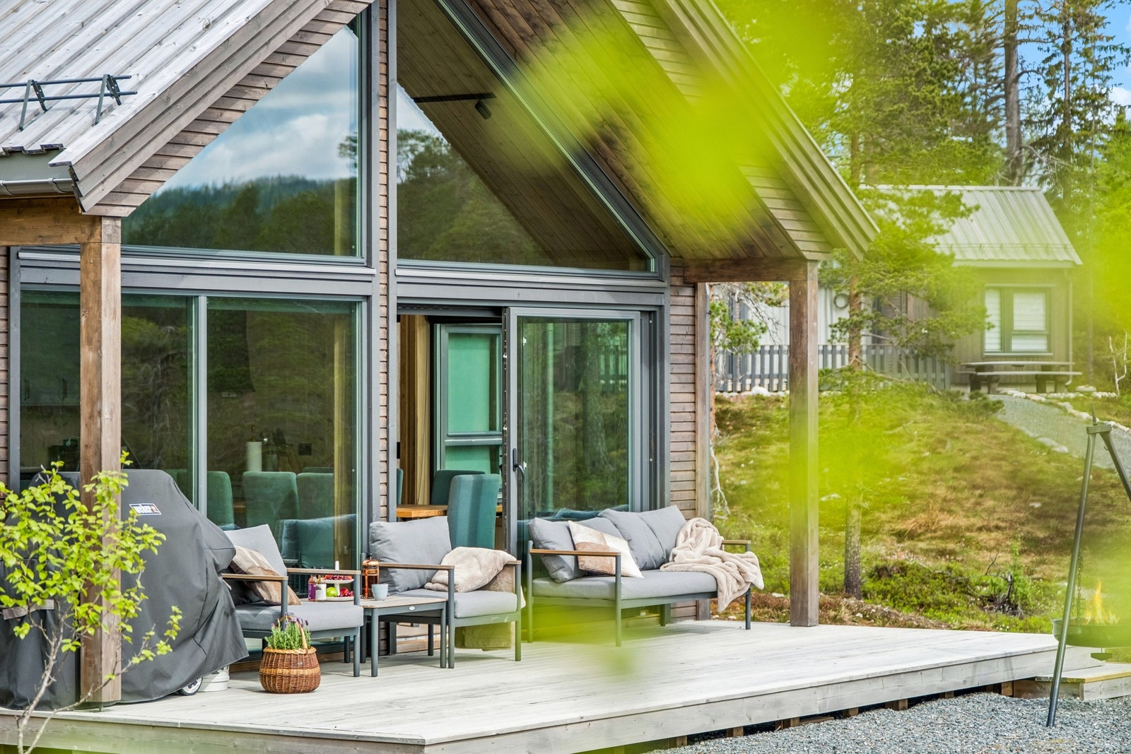Romlig terrasse utenfor stua, med gode solforhold fra morgen til utover ettermiddagen og kvelden på solrike sommerdager. Galleribilde