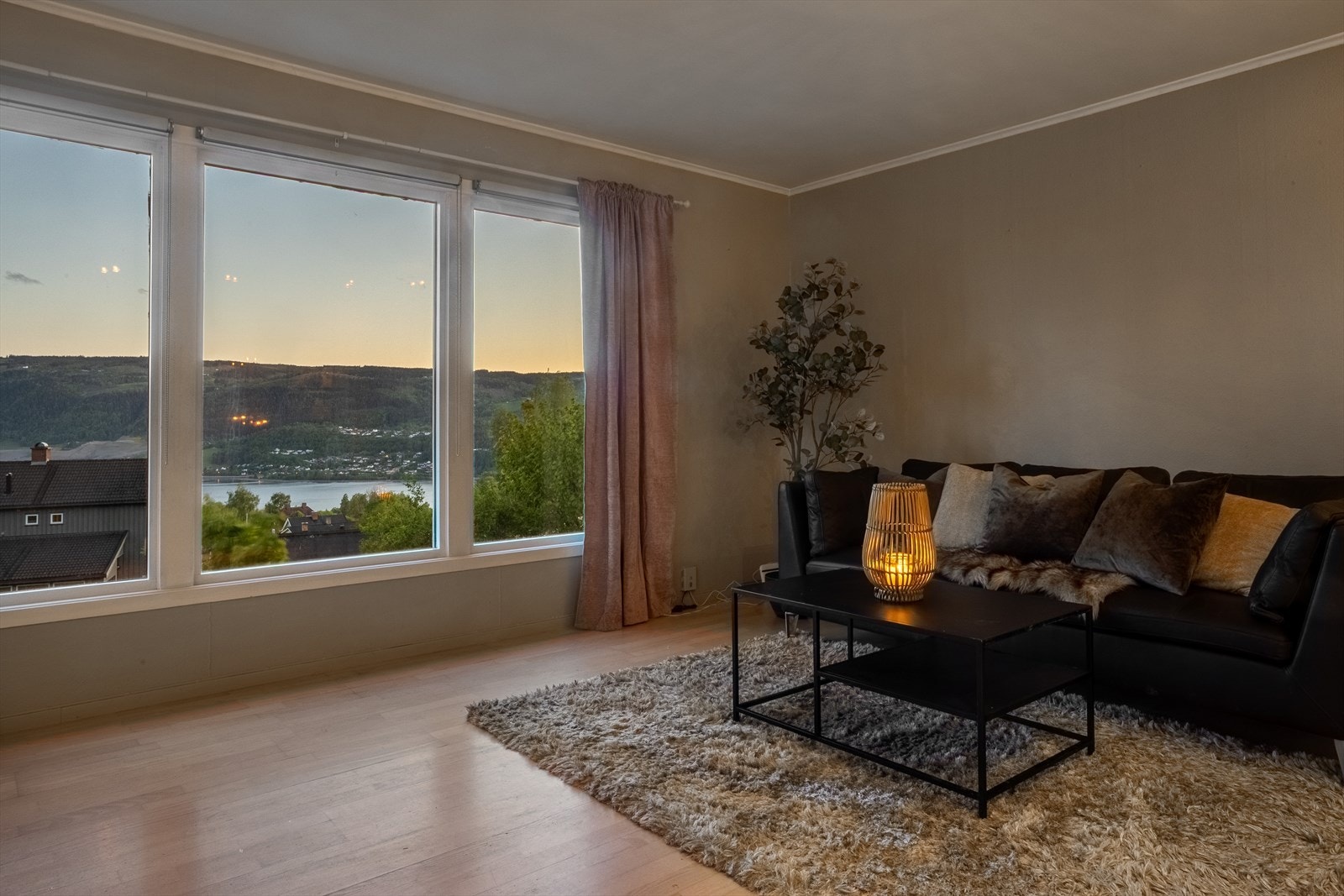 Fra stuen kan du nyte den flotte utsikten av Mjøsa. Galleribilde
