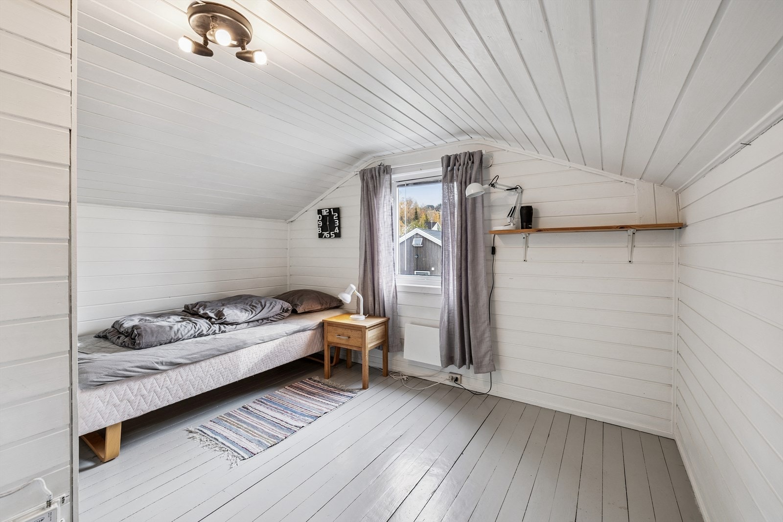 Det andre innredede rommet på loftet har tregulv og plass til seng. Galleribilde