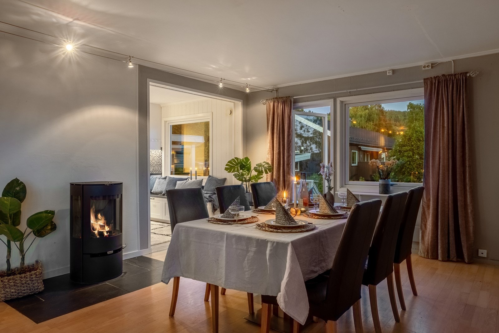 Den nye peisovnen fra 2021 er en effektiv og stemningsfull varmekilde som skaper ekstra hygge og stemning. Galleribilde