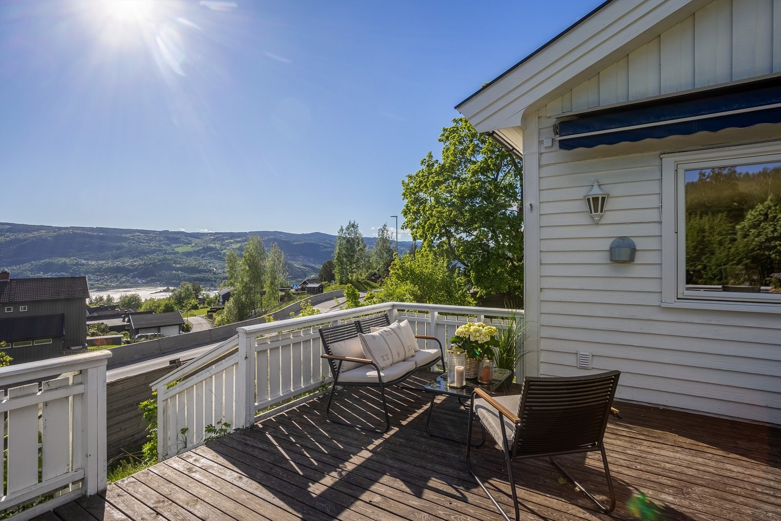 I denne boligen kan du ønske sommeren velkommen og nyte lange og gode sommerdager. Galleribilde