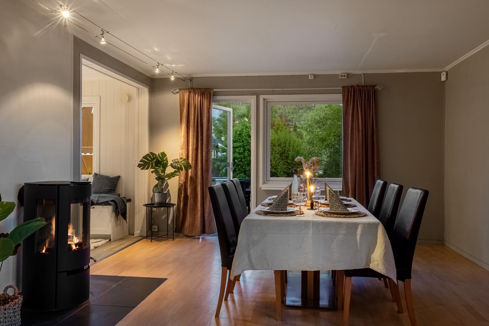 Spisestuen har plass til langbord for hyggelige middager med familie og venner. Galleribilde