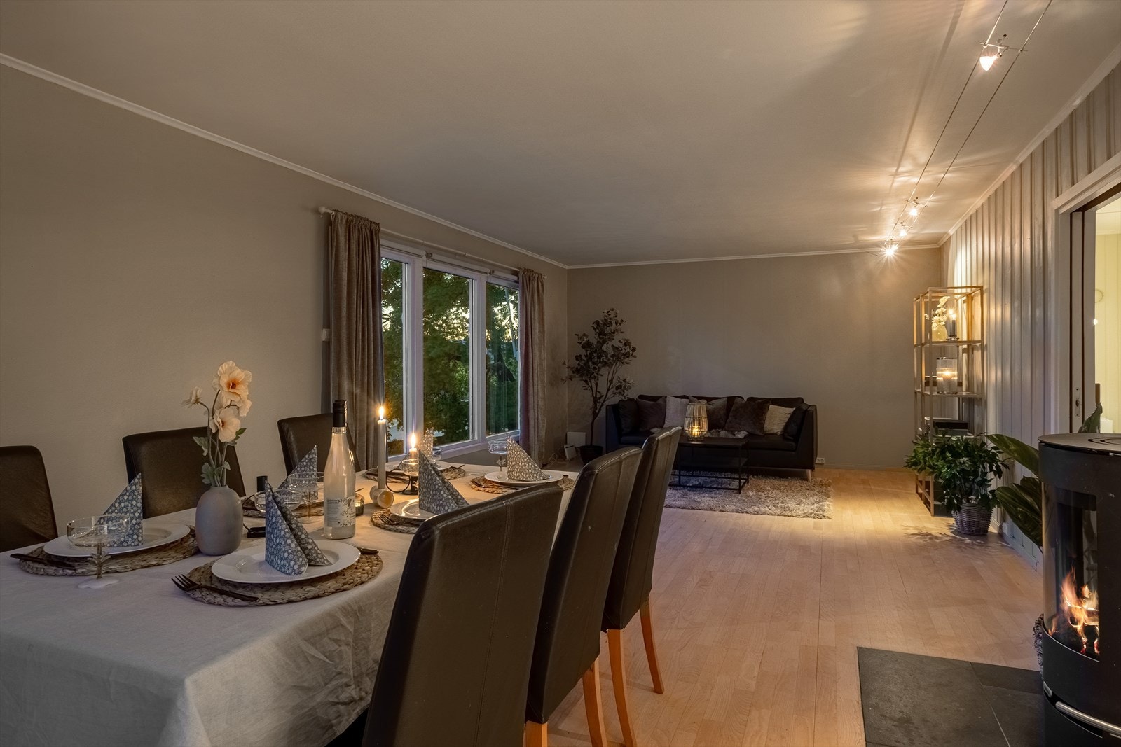 Delikat og romslig stue med god plass til hele familien. Galleribilde