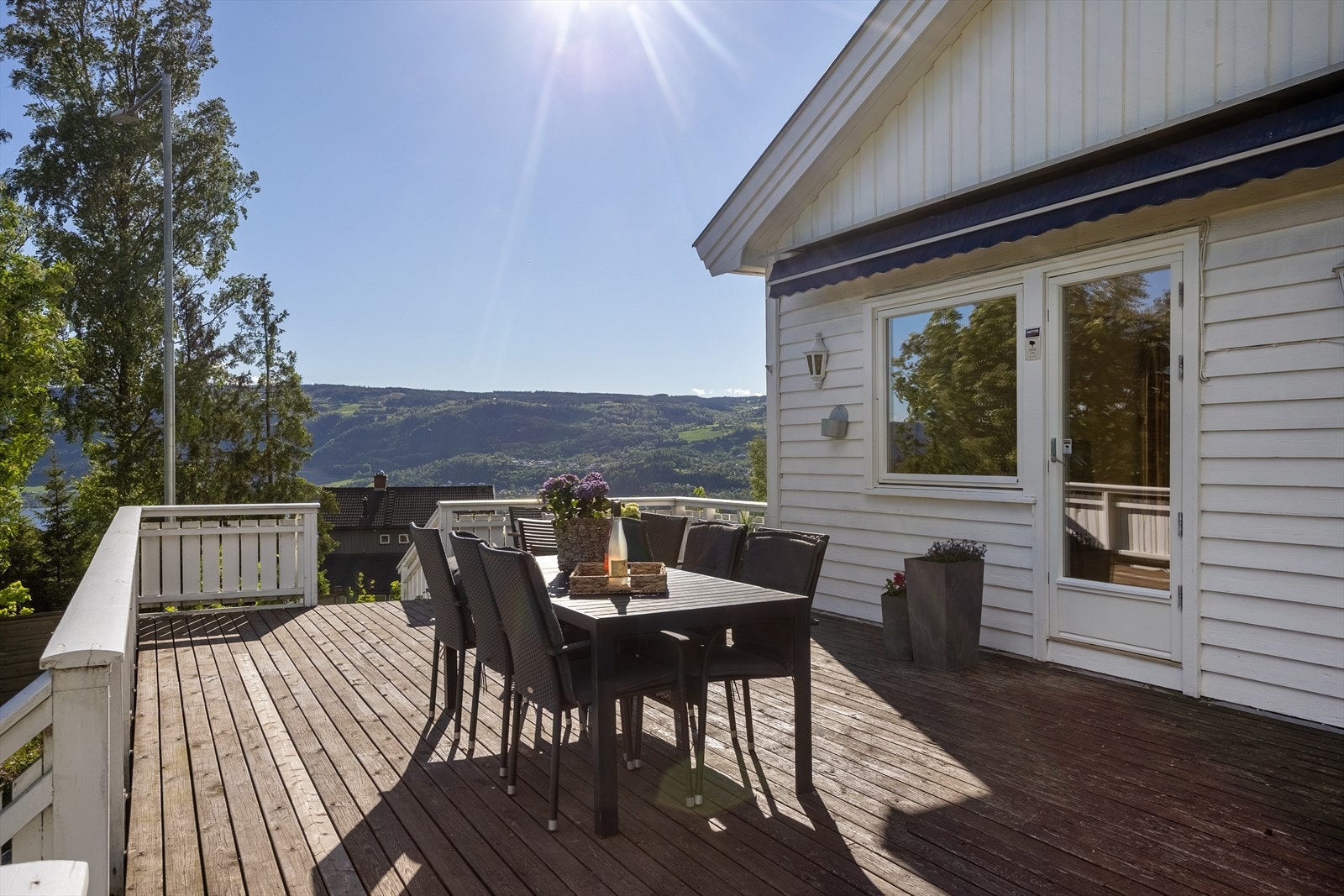 Terrassen er sørvendt og har veldig gode solforhold. Galleribilde